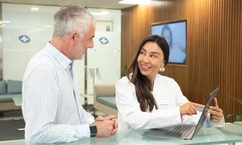 doctora astrid hernandez en consulta con paciente